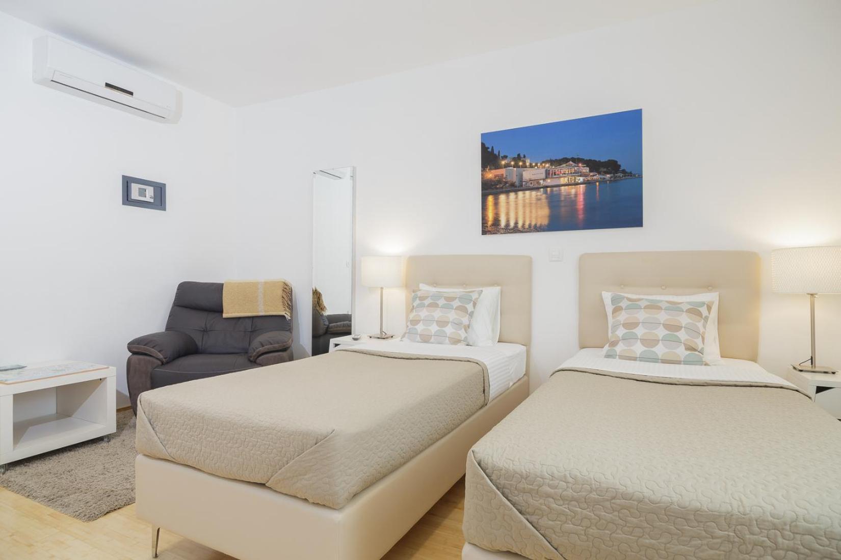 Holiday Home Aspalathos - With Free Parking, Near The Beach, A Few Minutes' Walking Distance To The Unesco Palace Split Exterior photo