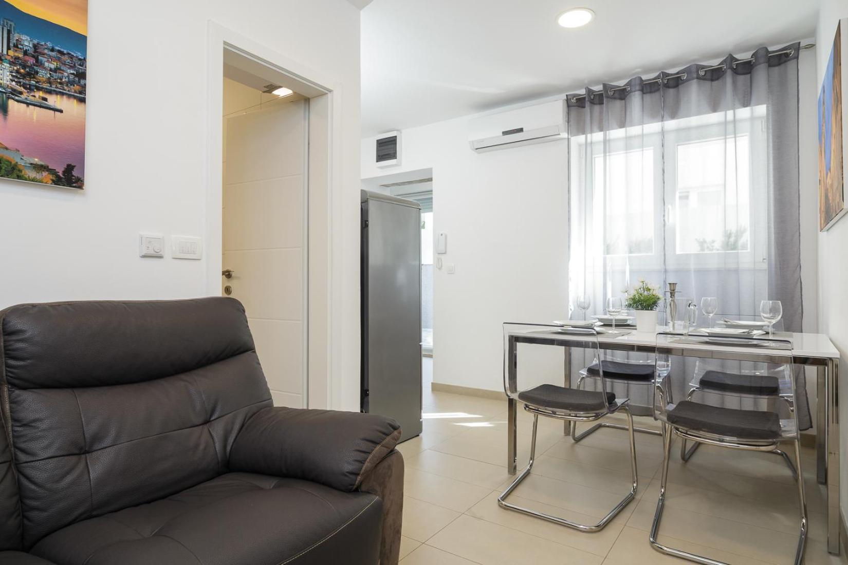 Holiday Home Aspalathos - With Free Parking, Near The Beach, A Few Minutes' Walking Distance To The Unesco Palace Split Exterior photo