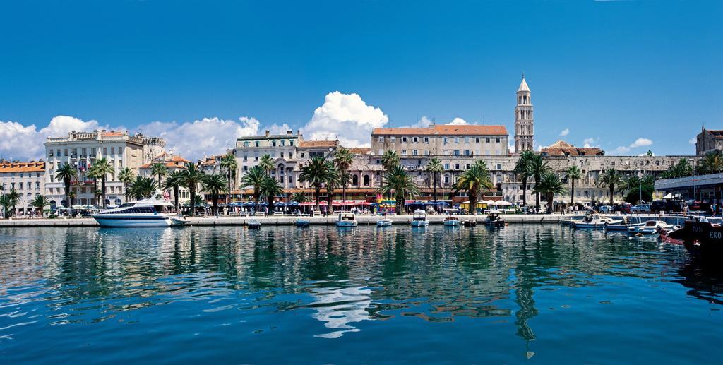 Holiday Home Aspalathos - With Free Parking, Near The Beach, A Few Minutes' Walking Distance To The Unesco Palace Split Room photo