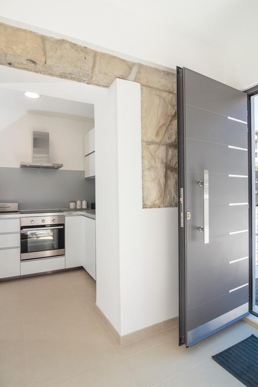Holiday Home Aspalathos - With Free Parking, Near The Beach, A Few Minutes' Walking Distance To The Unesco Palace Split Exterior photo