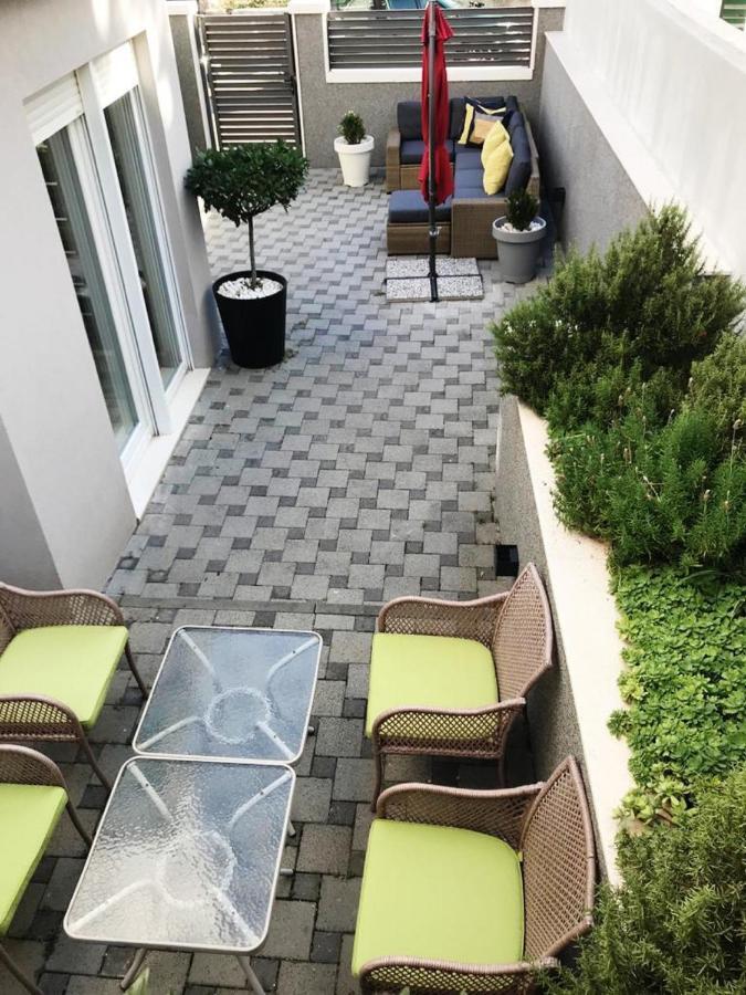 Holiday Home Aspalathos - With Free Parking, Near The Beach, A Few Minutes' Walking Distance To The Unesco Palace Split Exterior photo